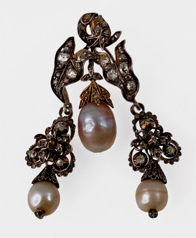 HÄNGE, guld/silver med antikslipade diamanter och orientaliska pärlor. 1800-tal.