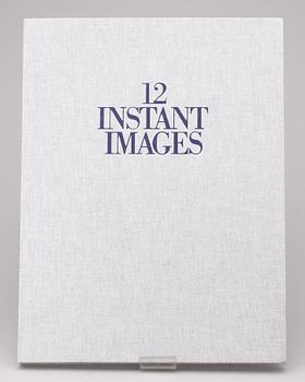 FOTOGRAFISK MAPP, "12 Instant Images", utgiven av Polaroid, bl a Helmut Newton, Rita Khomann. Sign i tryck. 1974-75.