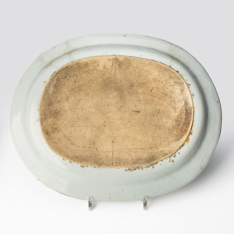 Stekfat, porslin. Qingdynastin, Qianlong (1736-95).