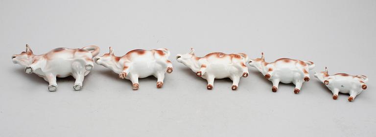 SAMLING MJÖLKKANNOR, 5 st, porslin, tidigt 1900-tal.