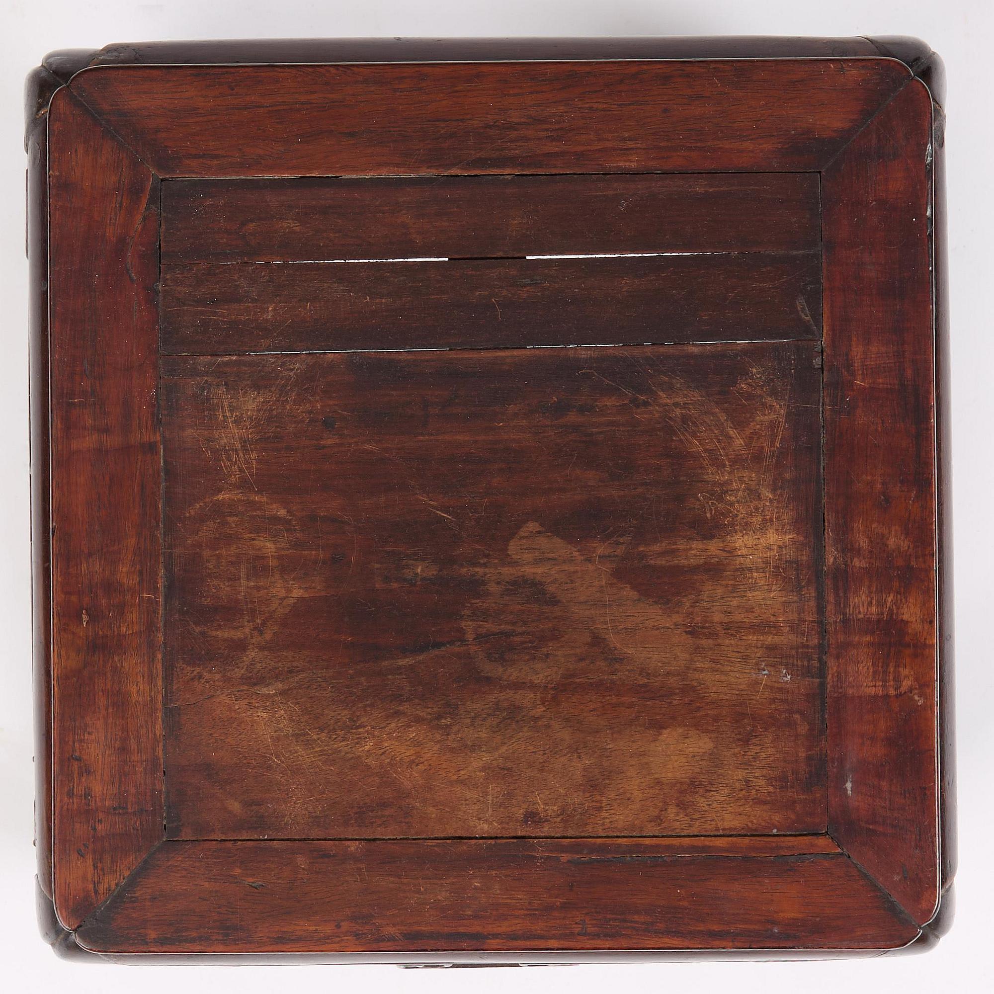Pall/bord, hardwood. Qingdynastin, 1800-tal.