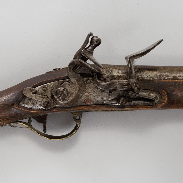 A FLINTLOCK GUN, 18th/19th century.