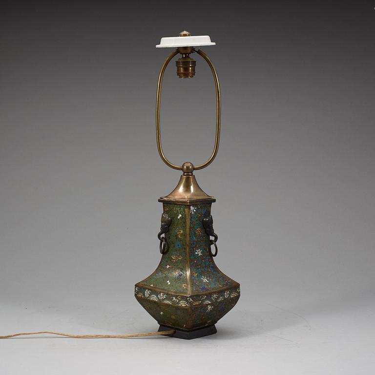 VAS, cloisonné. Qingdynastin, sent 1700-tal.