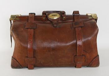 BARNMORSKEVÄSKA, läder.