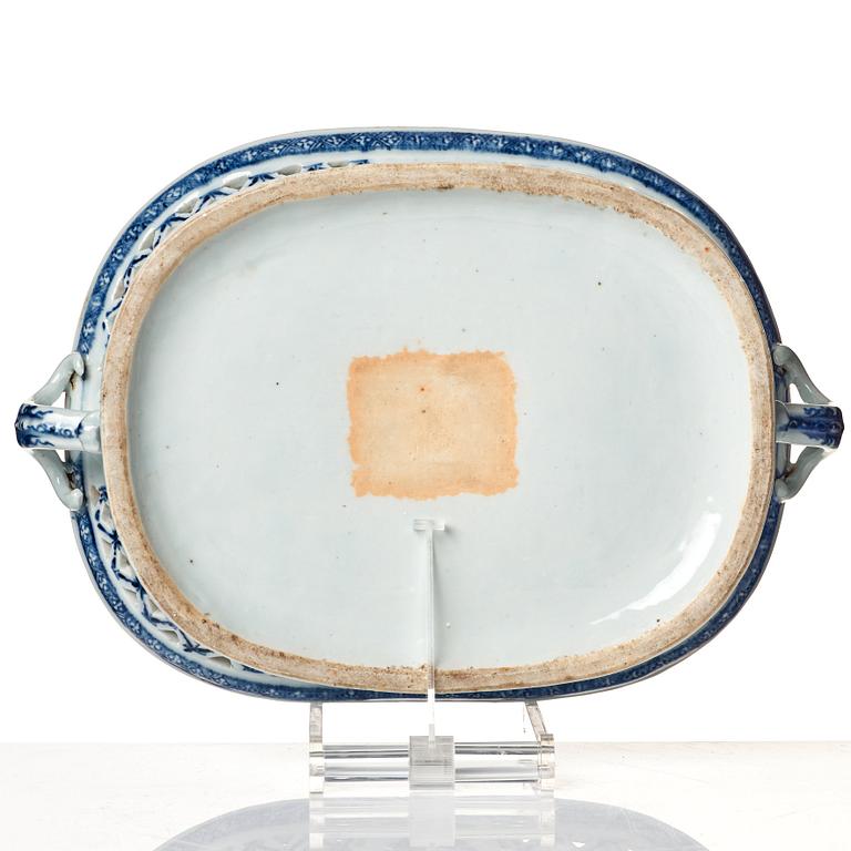 A large blue and white chesnut basket, Qing dynasty, Qianlong (1736-95).