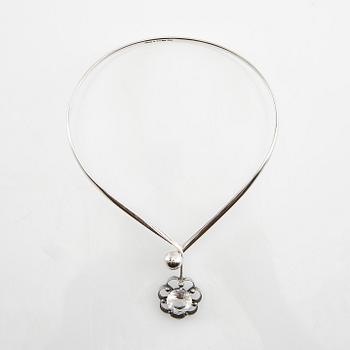 Halsband av silver med en fasetterad bergkristall, Alton Falköping 1976.
