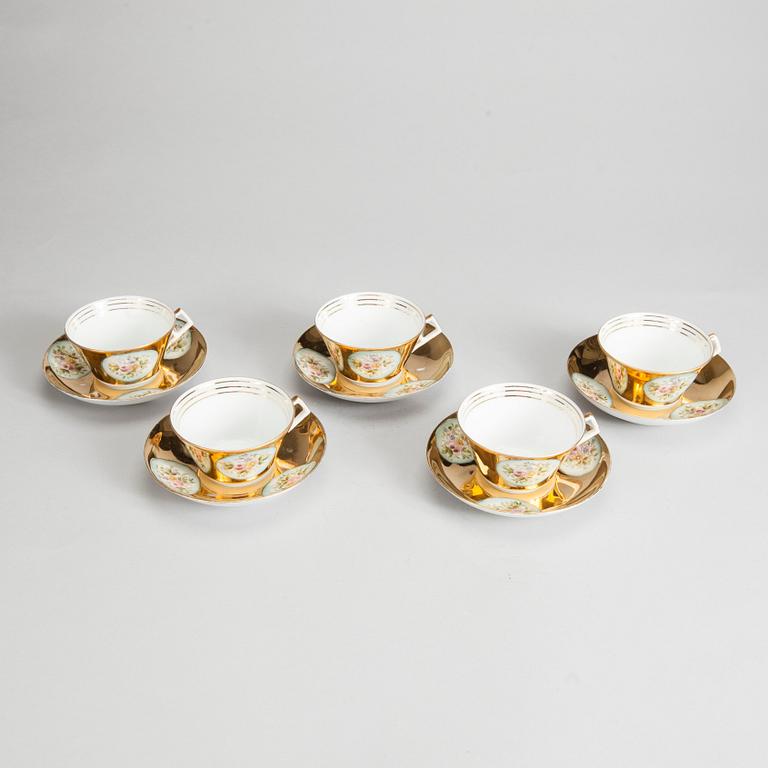 TEKOPPAR med FAT, 5 st, porslin, Kuznetsov, Ryssland 1890-1913.