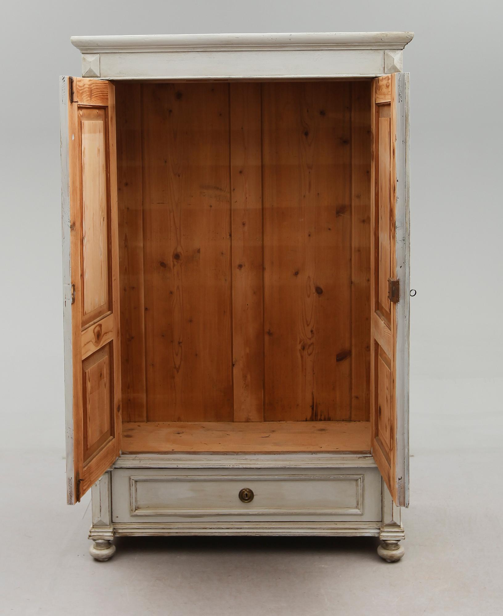 KLÄDSKÅP, omkring år 1900.