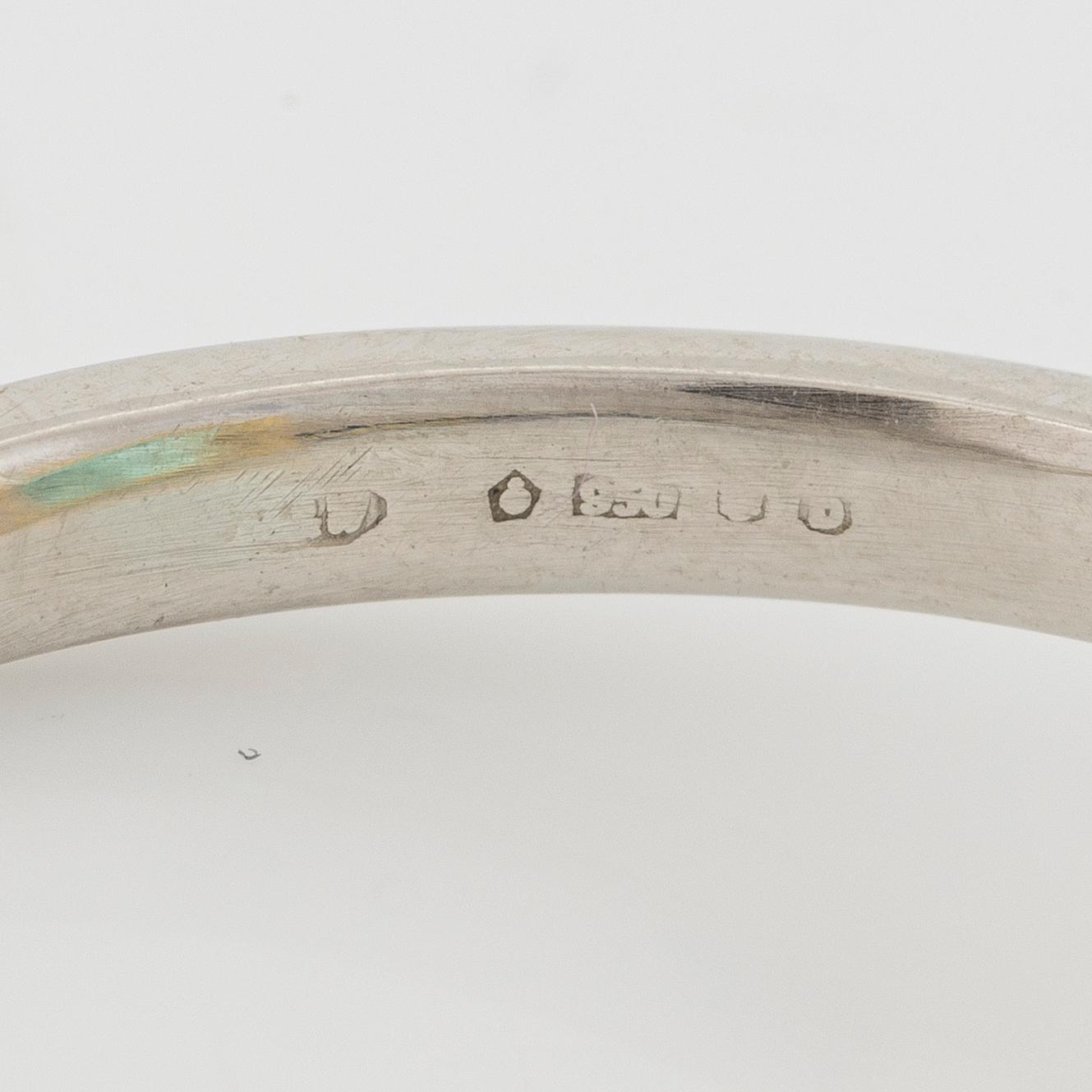 Ring 18K guld och vitguld med smaragdslipad smaragd och trapetsslipade diamanter.