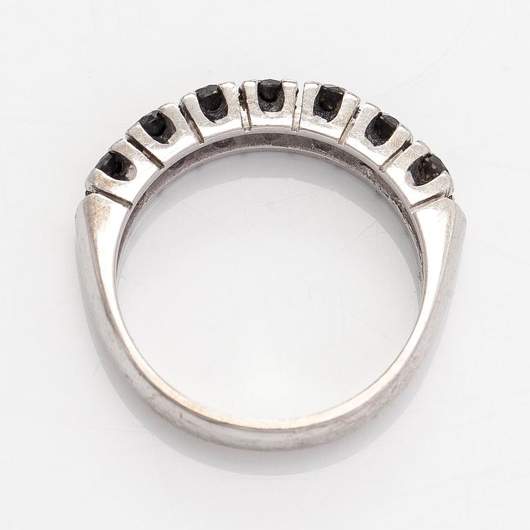 Ring, 14K vitguld med svarta briljantslipade diamanter, finska stämplar 2015.