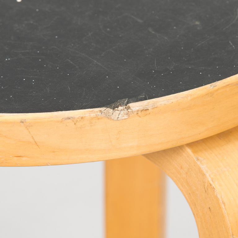 Alvar Aalto, klaffbord "DL82" och pallar, 4 st "60", för O.Y. Huonekalu-ja Rakennustyötehdas A.B 1900-talets mitt.