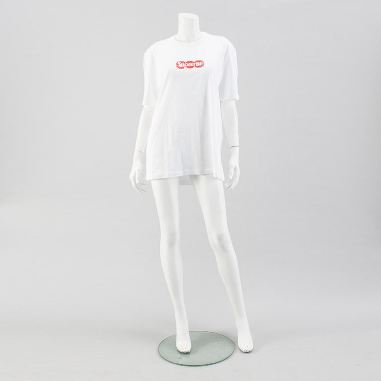LOUIS VUITTON, "Supreme", monogram t-shirt, storlek L.
