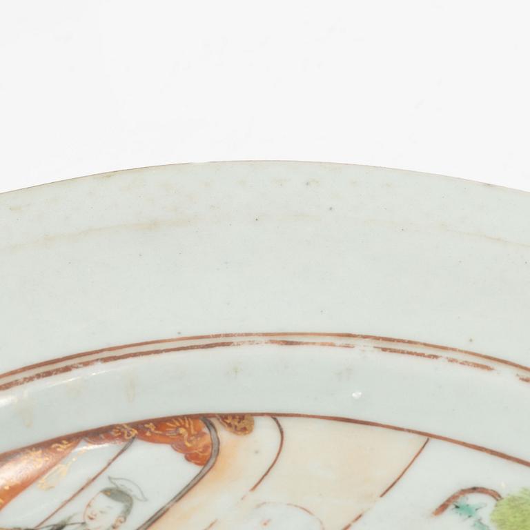 A Chinese famille rose plate, Qing dynasty, first part of the 18th century.
