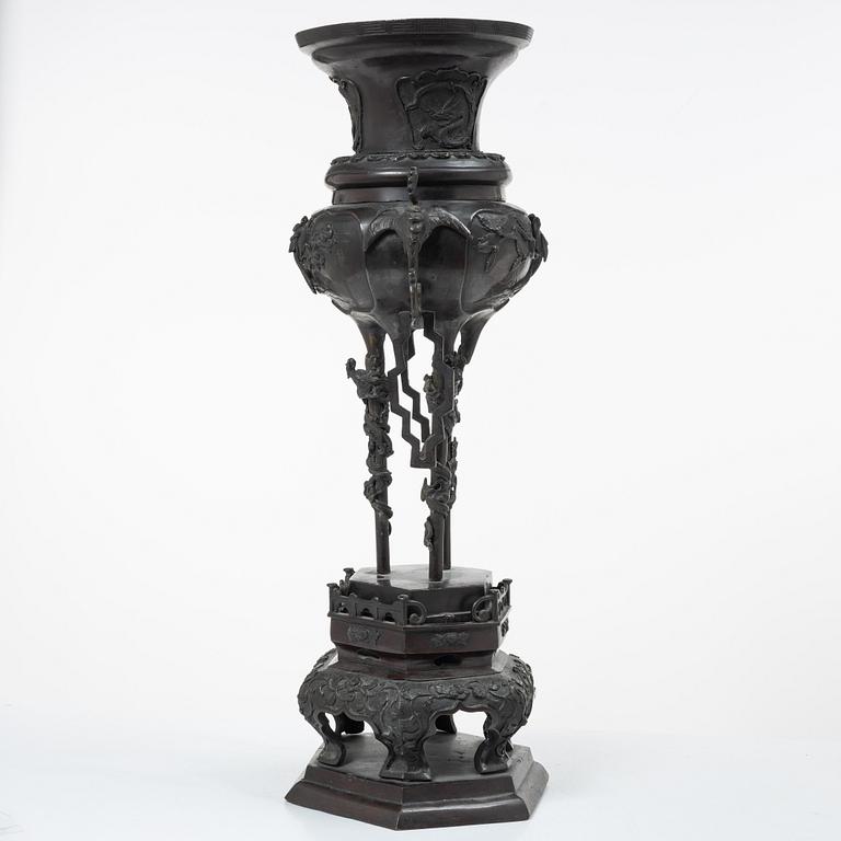 A large Japanese bronze censer, Meiji (1898-1912).