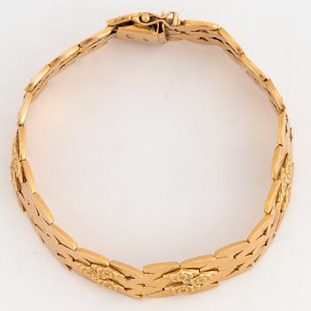 18K gold bracelet.