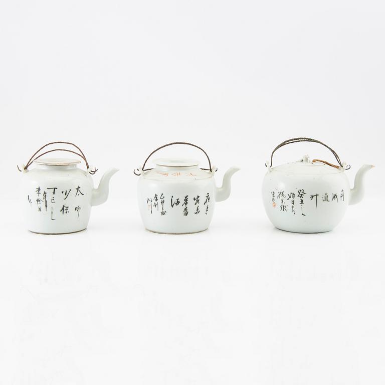 A set of three Chinese tea pots, 20th century.