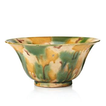 695. A egg and spinach bowl, Qing dynasty, Kangxi (1662-1722).