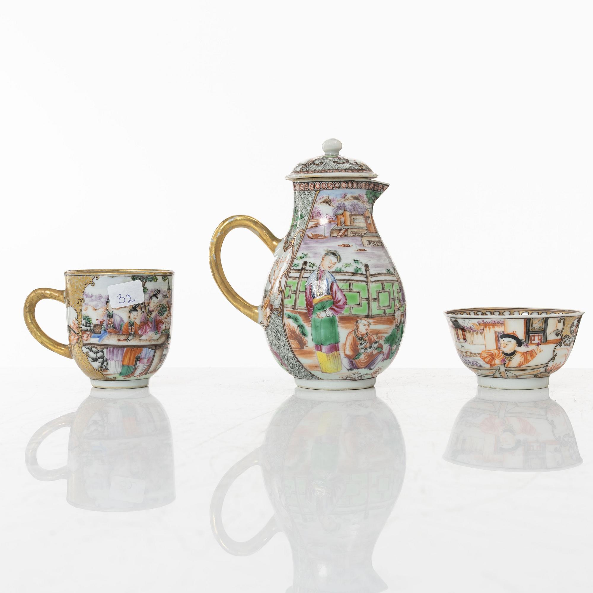 A Chinese export porcelain creamer with cover and two cups, Qing dynasty, 18th century.
