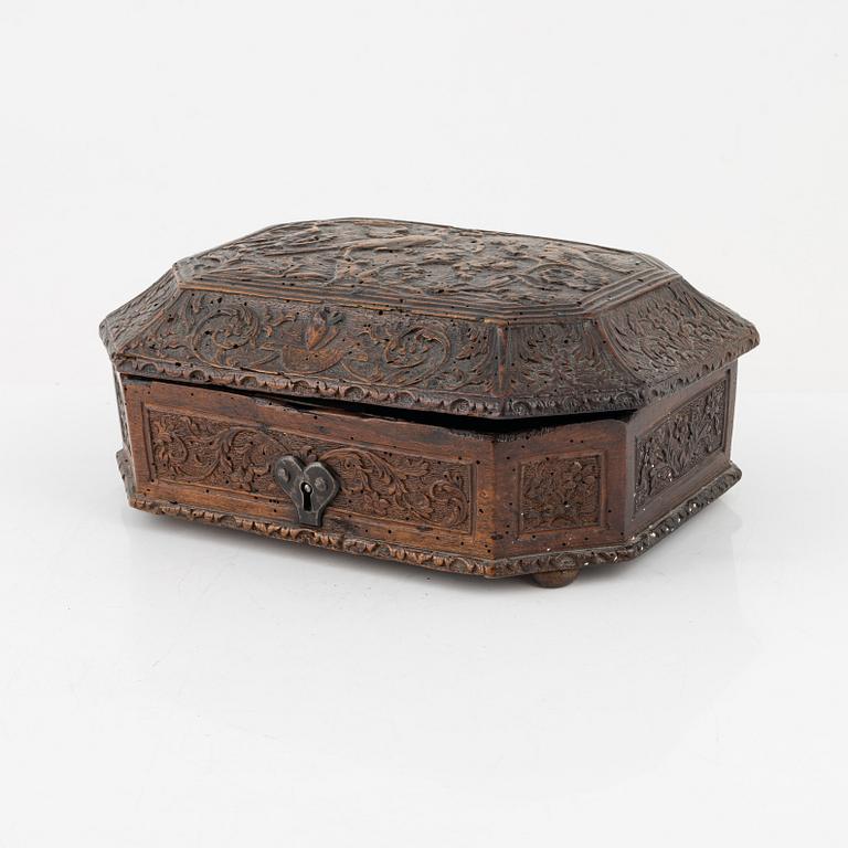 A Baroque carved wooden box, early 18th Century.