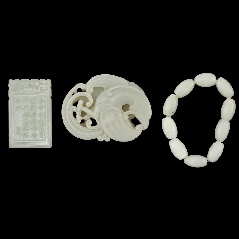 HÄNGEN samt ARMBAND, nefrit, modern tillverkning.