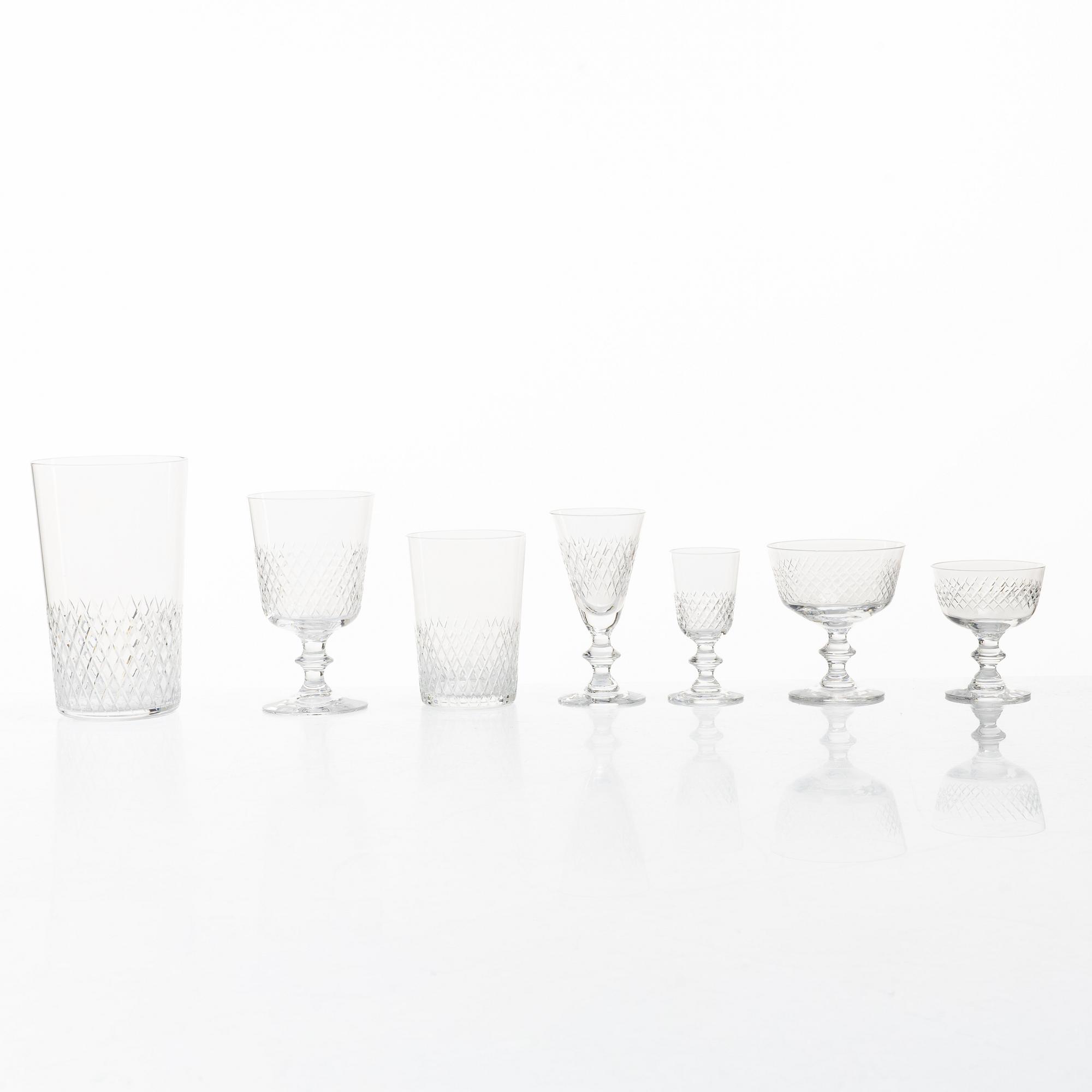 Vicke Lindstrand, a 53 pieces Swedish glass service, "Diamant", Kosta, mid 20th century.