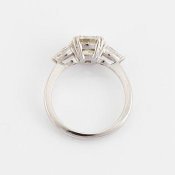 Ring, med  briljantslipad diamant 2,07 ct, medföljande IGI report.