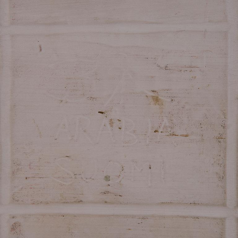 Birger Kaipiainen, A stoneware dish signed Birger Kaipiainen 1944 Arabia.