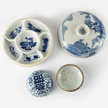 A serving dish, a vase and two lidded bowls, Kina, 18th-19th century.