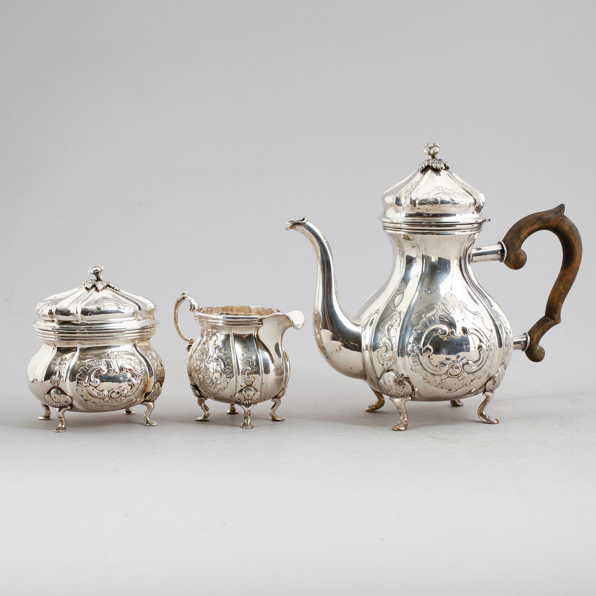 KAFFESERVIS, 3 delar, sterlingsilver, rokokostil, svenska importstämplar. Total vikt ca 1067 gram.