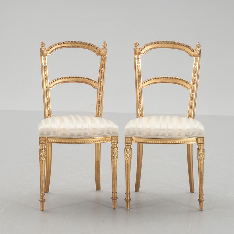 STOLAR, ett par, Louis XVI-stil, omkring år 1900.