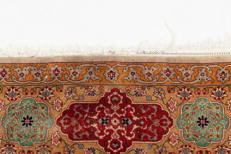 A carpet, semi-antique, Tabriz, ca 298 x  228 cm.