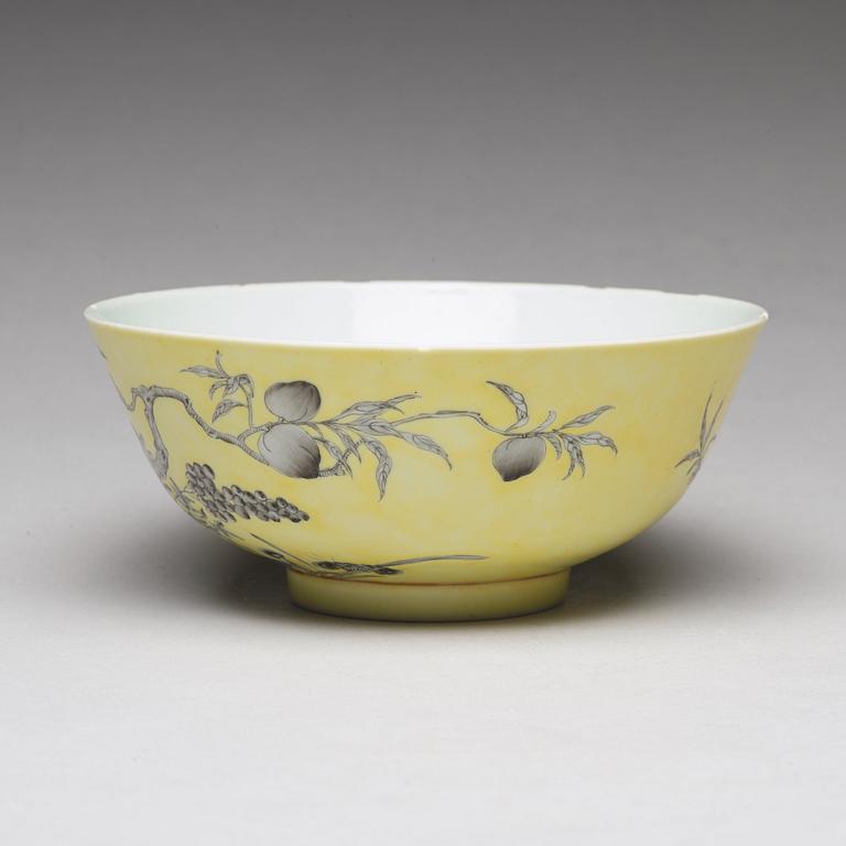 A yellow glazed grisaille bowl and spoon, Qing dynasty, Guangxu period (1875-1908).