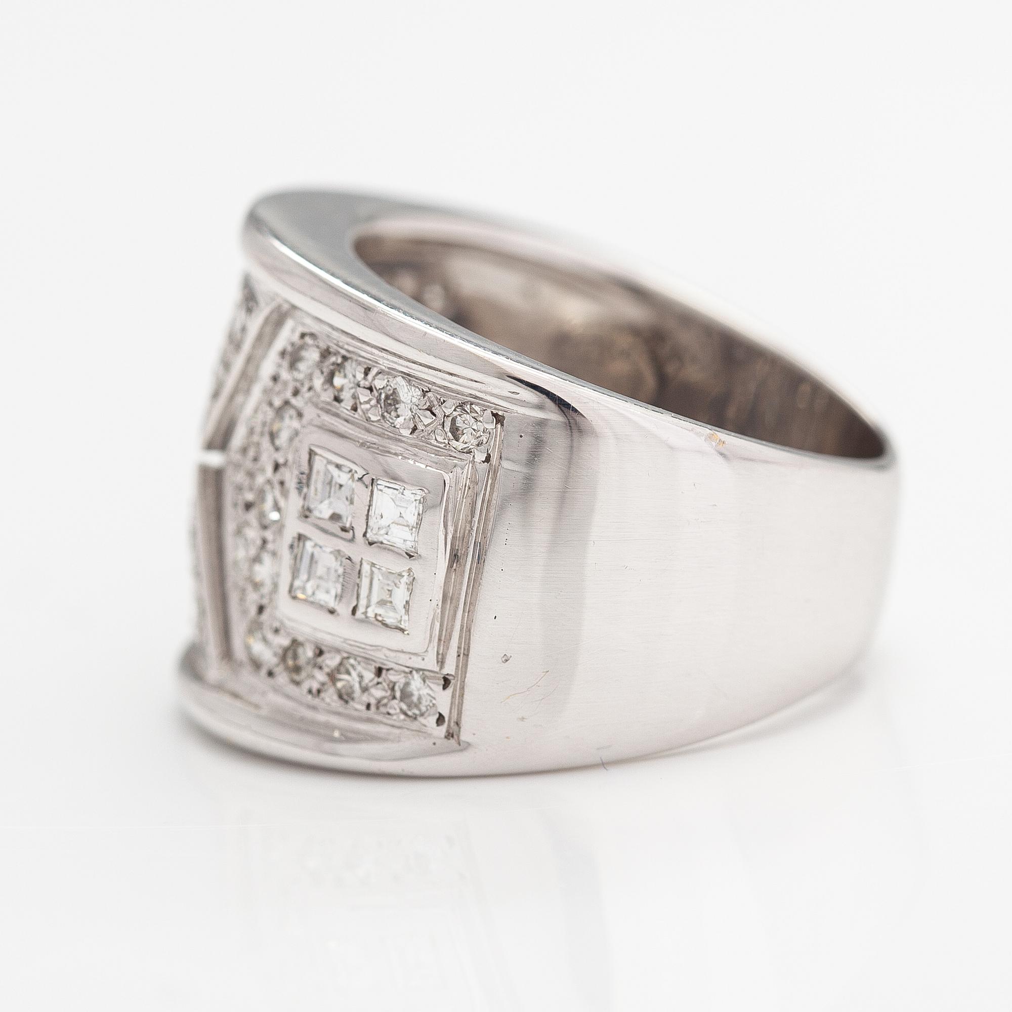 An 18K white gold ring with diamonds ca. 1.00 ct in total.