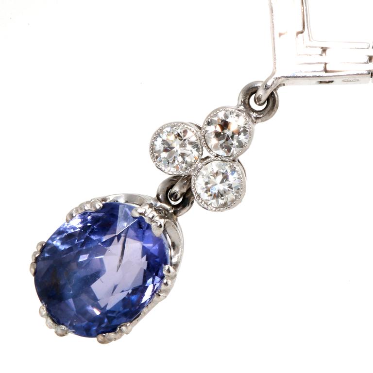 Necklace 18K whitegold with 1 purple-blue sapphire approx 6 ct  and 3 brilliant-cut diamonds approx 0,40 ct in total.