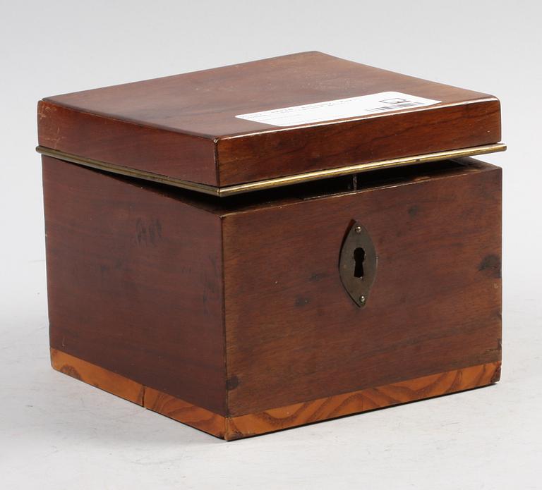 SKRIN, mahogny. Karl-Johan. 1800-talets mitt.