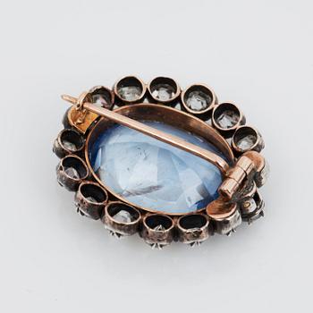 BROSCH/PÄRLCOLLIER, 4-radigt, med odlade pärlor. Lås med safir ca 13.60 ct och antikslipade diamanter totalt ca 2.25 ct.