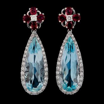 118. A pair of aquamarine earrings , set with rubies tot 1.42 cts and brilliant-cut diamonds 1.36 cts.