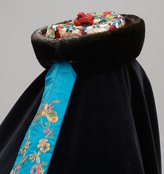 DRÄKTDELAR, tre stycken, textil och päls. Sen Qing dynastin (1644-1912).