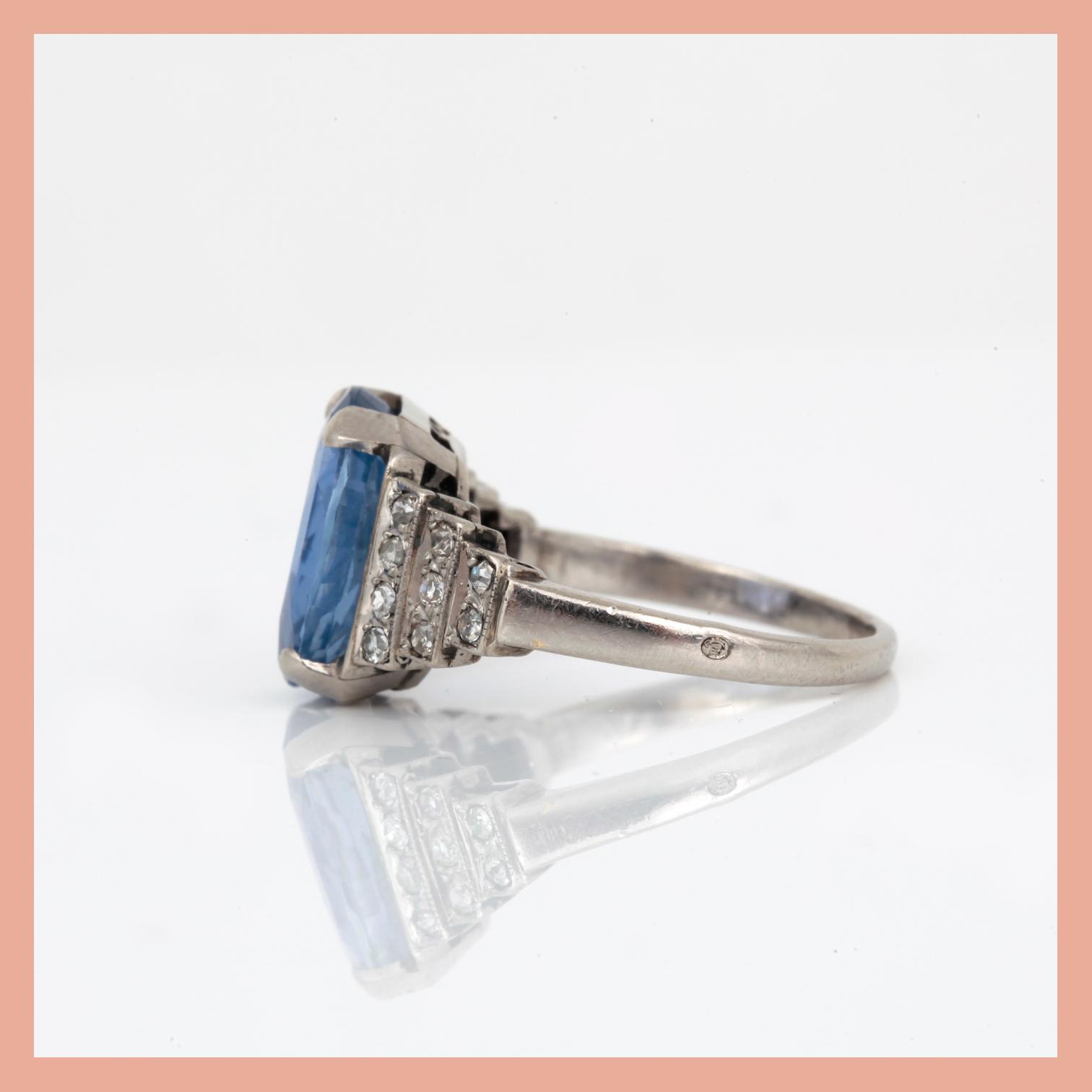 RING, troligen platina med ovalslipad ljusblå safir, ca 3,20 ct och små diamanter, tot ca 0,18 ct. Total vikt ca 4,61 g.