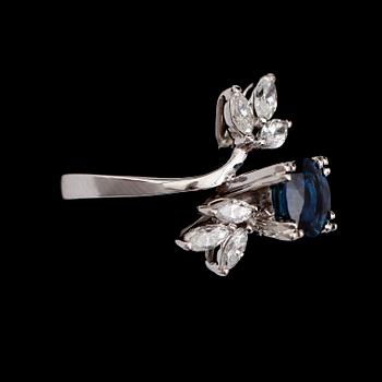 RING, 18 k vitguld, safir ca 2.00 ct, briljantslipade diamanter tot ca 0.44 ct.