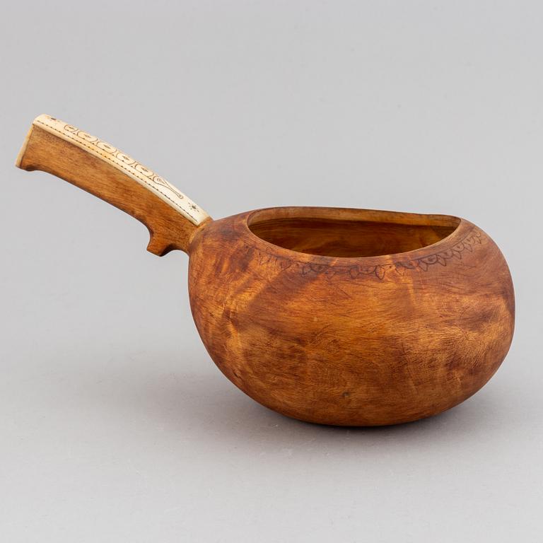 Mjölkstäva / Nápphi, samearbete, signerad FB, möjligen Fredrik Backteman.