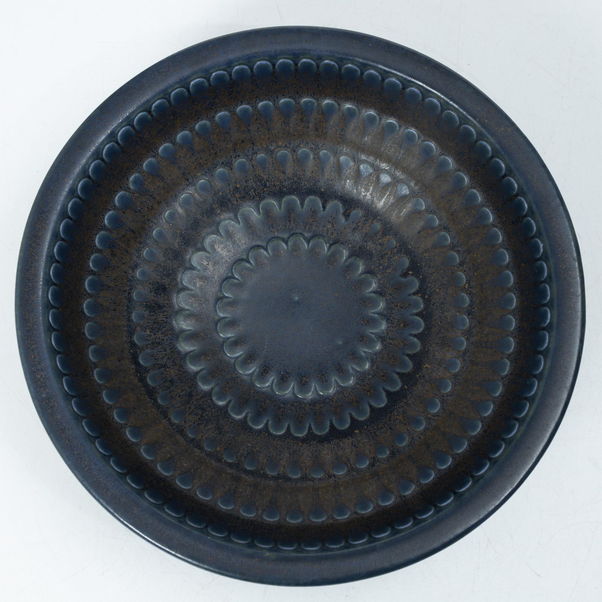 Kåge Verkstad, a set of three ceramic bowls and a small dish, Gustavsberg, Sweden, 1957-61.