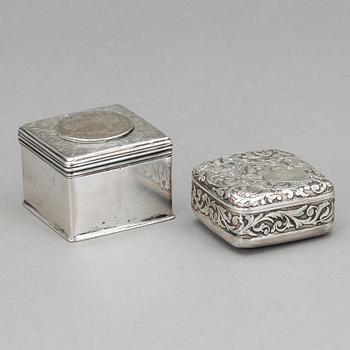 DOSOR, 2 st, silver, bland annat T.D, London 1839. Vikt ca 119g.