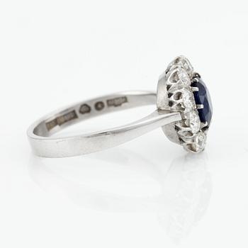 Ring in 18K white gold with sapphire and brilliant-cut diamonds.