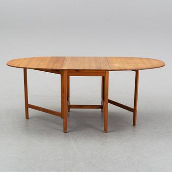 A pine gate leg table, end of the 20th Century.