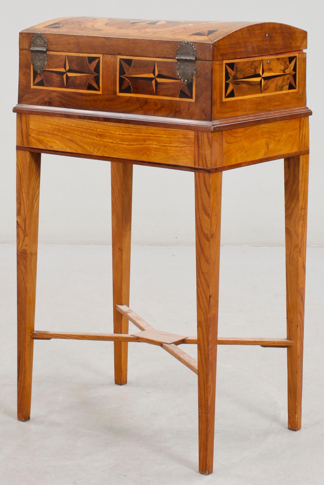 SKRIN PÅ BENSTÄLLNING, 1700/1800-tal.