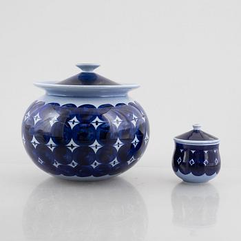 Lisa Larson, vaser, 2 st och skålar, ett par samt terrin med lock och skål med lock, stengods, Gustavsberg.