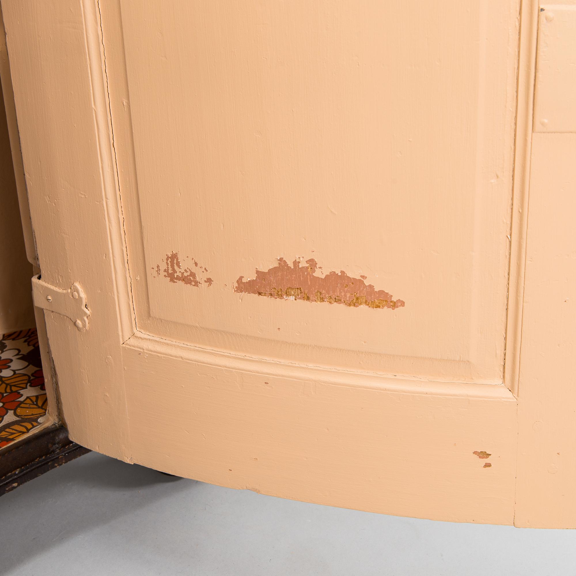 A 18th/19th century two parts corner cabinet.