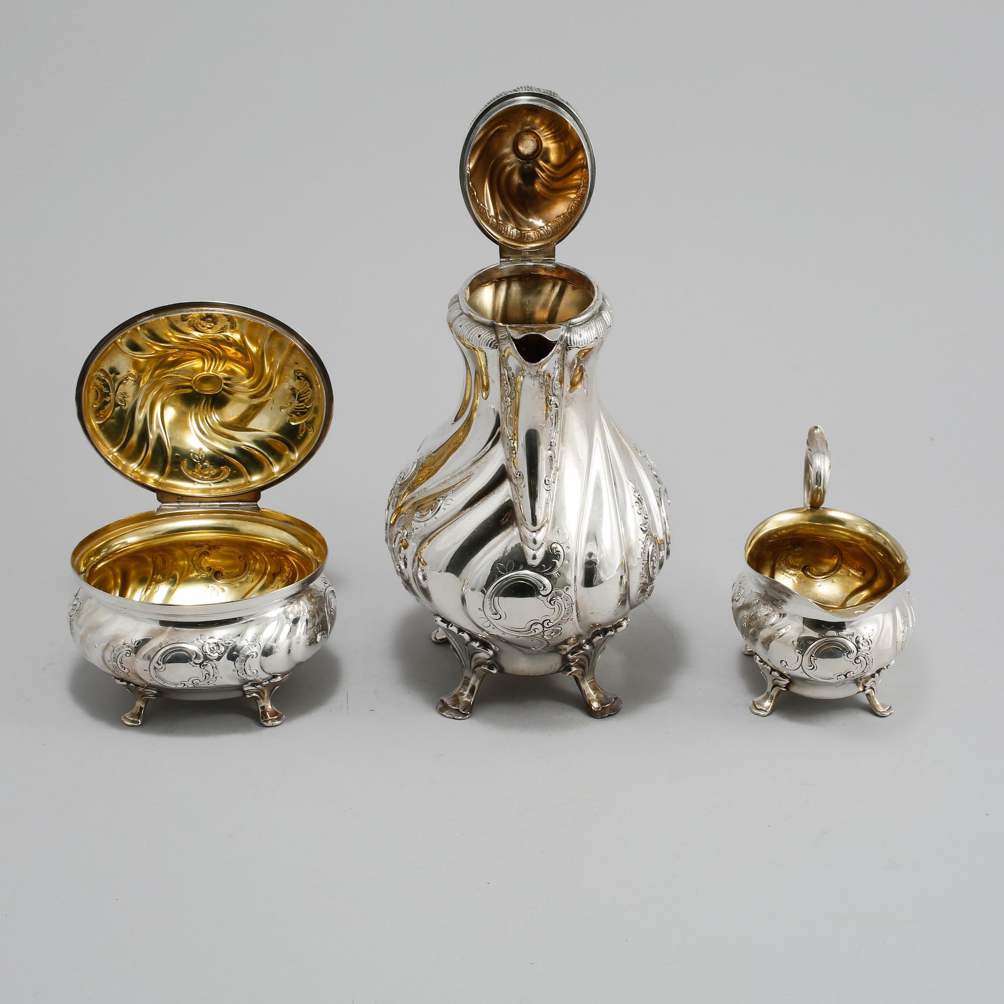 KAFFESERVIS, 3 delar, silver, rokokostil, C.G Hallberg, Stockholm, 1944 och 1945, total vikt ca 1315 gram.