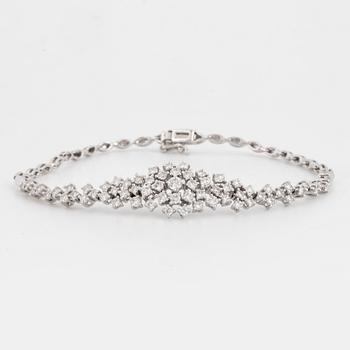 Brilliant-cut diamond bracelet.